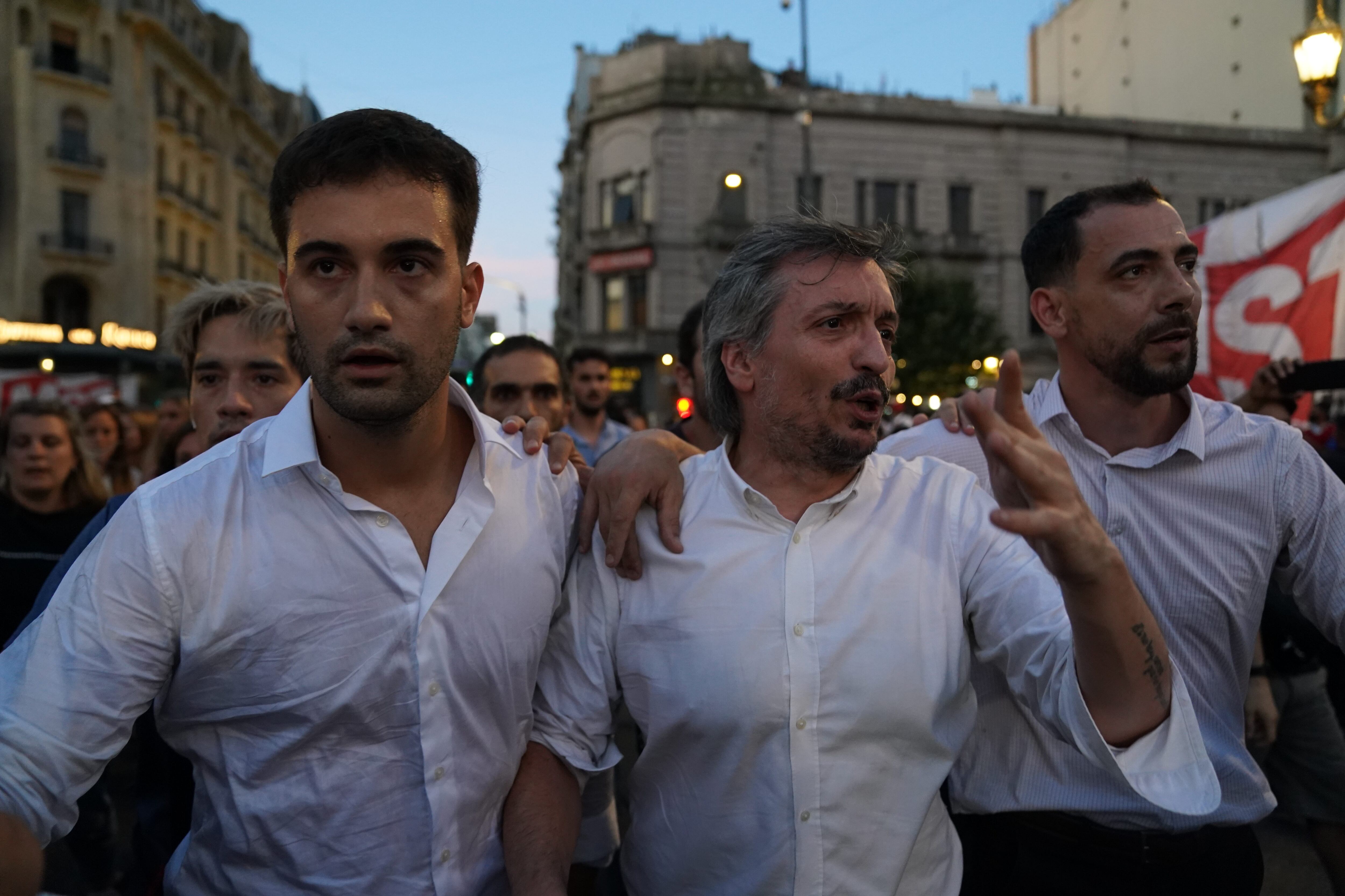 El diputado Máximo Kirchner salió del recinto y se sumó unos minutos a los  manifestantes afuera del Congreso. Juan Tesone / Clarín