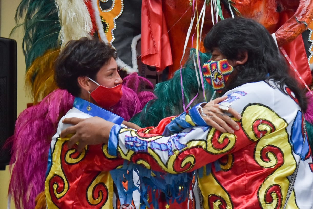 La muestra presenta los trajes, gorros y elementos típicos de la comparsa icónica de la ciudad de Salta.