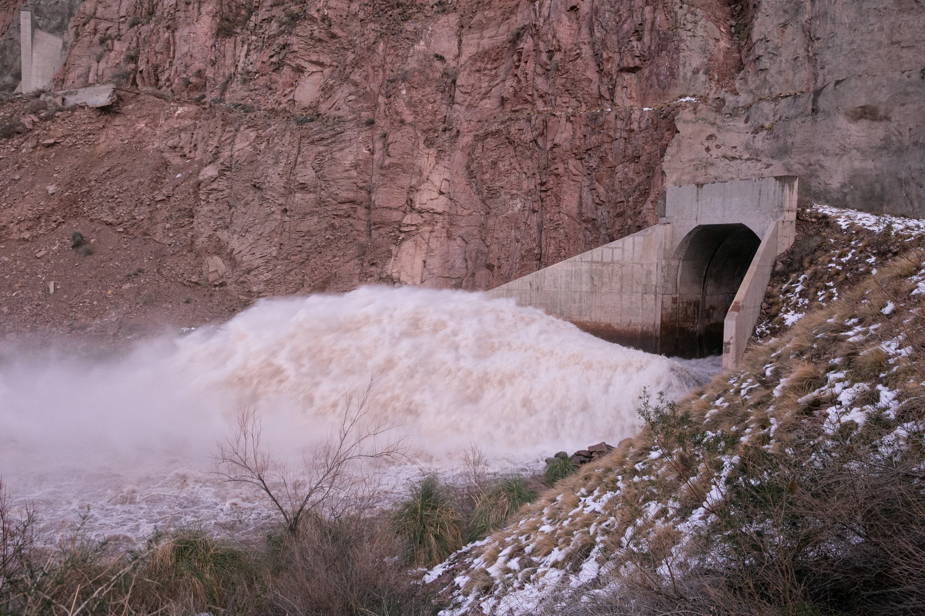 Se realizará la apertura de compuertas en el Descargador de Fondo del Dique Potrerillos para bajar su nivel.