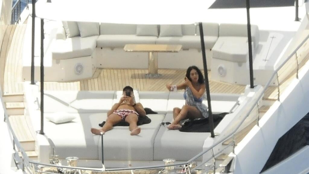 Cristiano Ronaldo y Georgina Rodríguez disfrutando de su lujoso yate / Foto: Univision.com