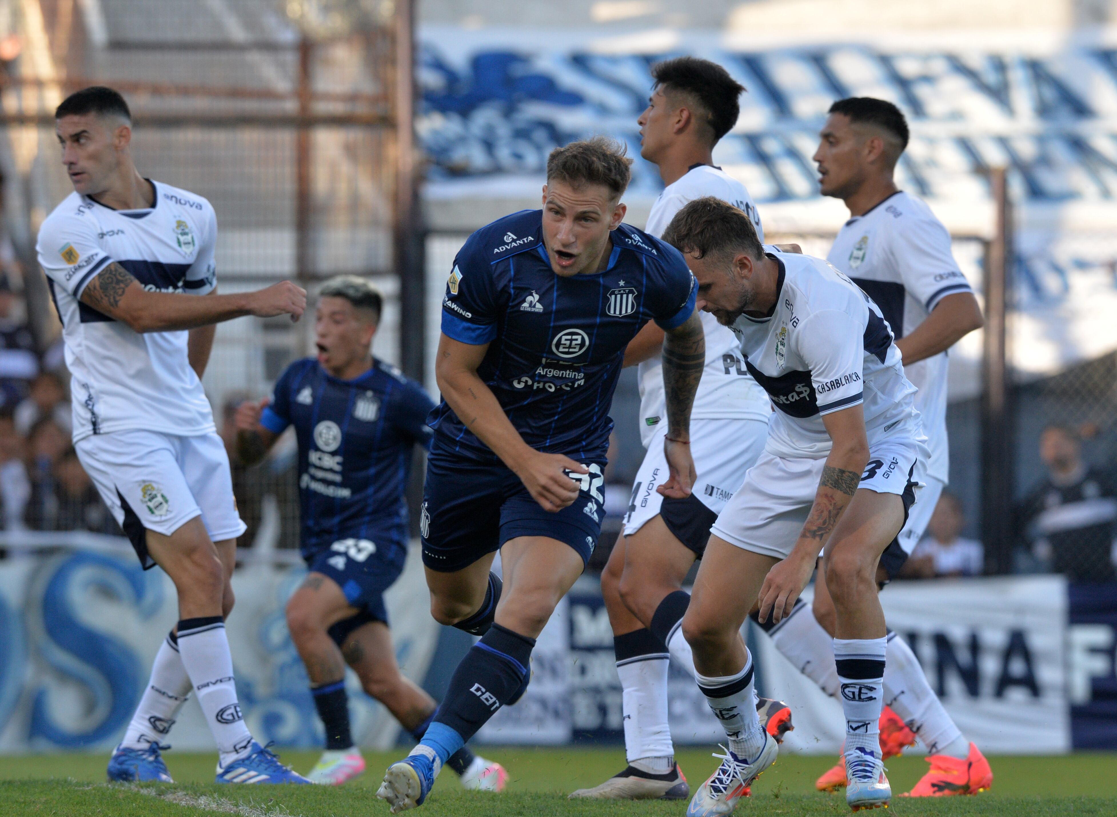 Festejo de Bruno Barticciotto en el triunfo de Talleres sobre Gimnasia en La Plata. (Fotobaires)