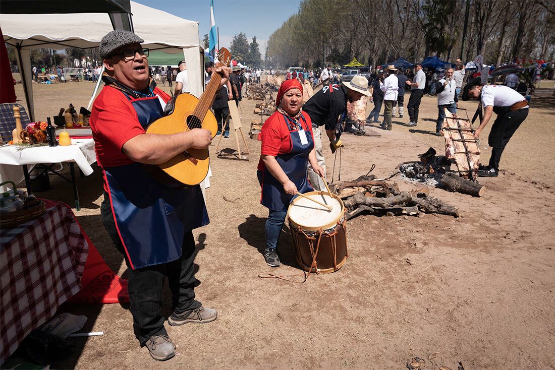 Primer Concurso Nacional de Asado a la Estaca
Se realizó en el departamento de Junín y contó con la participación de más de 70 parejas de asadores de todo el país
Andres Tobares y Monica Tobares 

Foto: Ignacio Blanco / Los Andes 