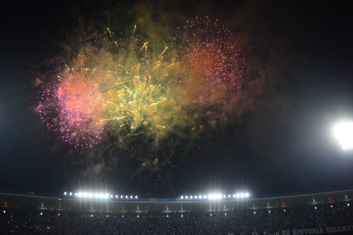 El recibimiento de Talleres ante Sao Paulo. (Nicolás Bravo /La Voz).