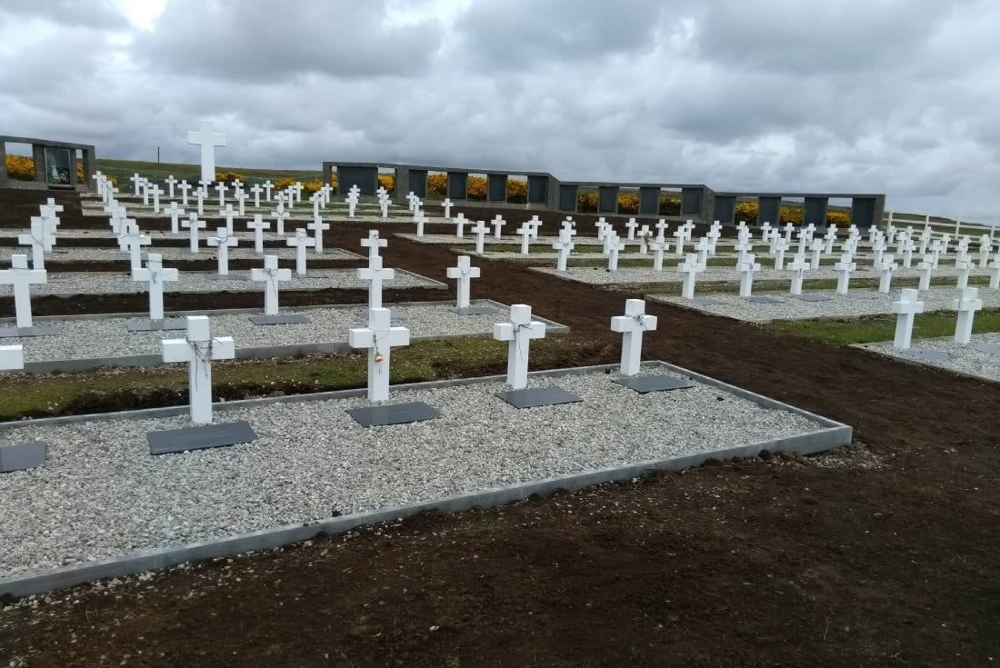 El cementerio Darwin, en las Islas Malvinas, donde yacen los cuerpos de los soldados argentinos muertos en combate (Foto de dpa)