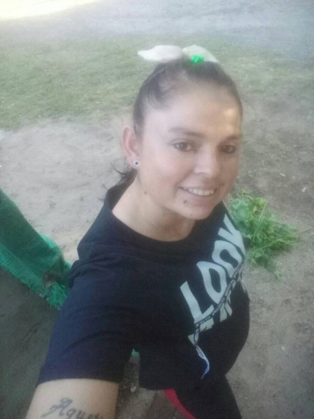 Mataron a puñaladas a una joven en Carcarañá y buscan a su ex por el femicidio