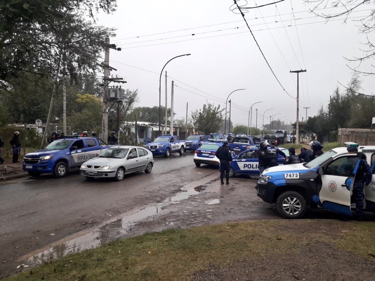 Barrio Los Filtros: vecinos peleaban, intervino la Policía y robaron un arma reglamentaria