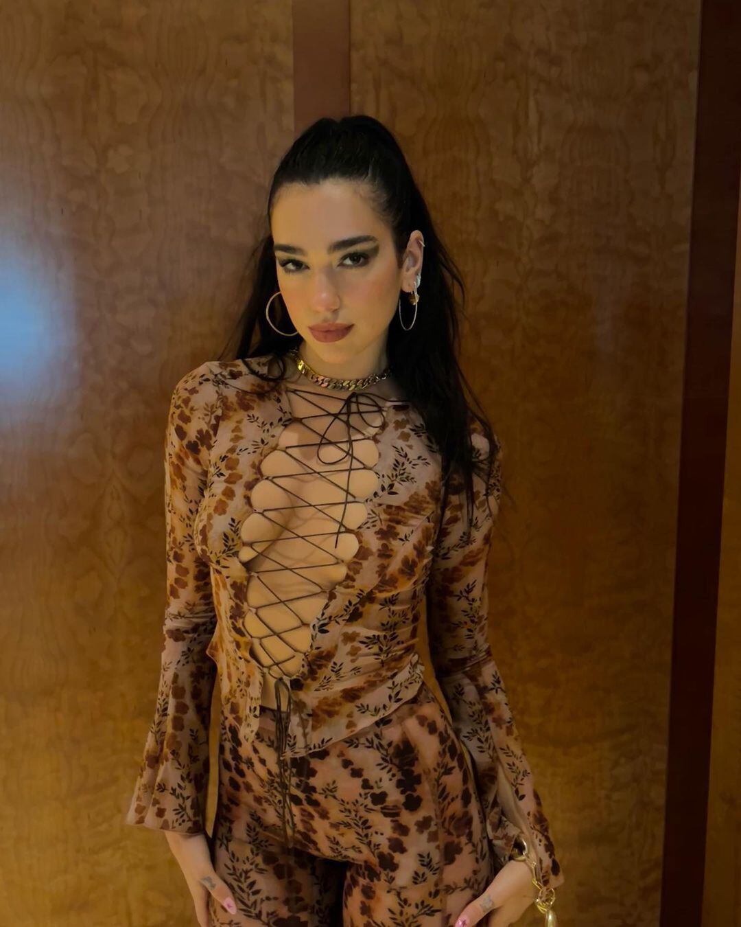 Dua Lipa encandiló a sus fans con un increíble look.