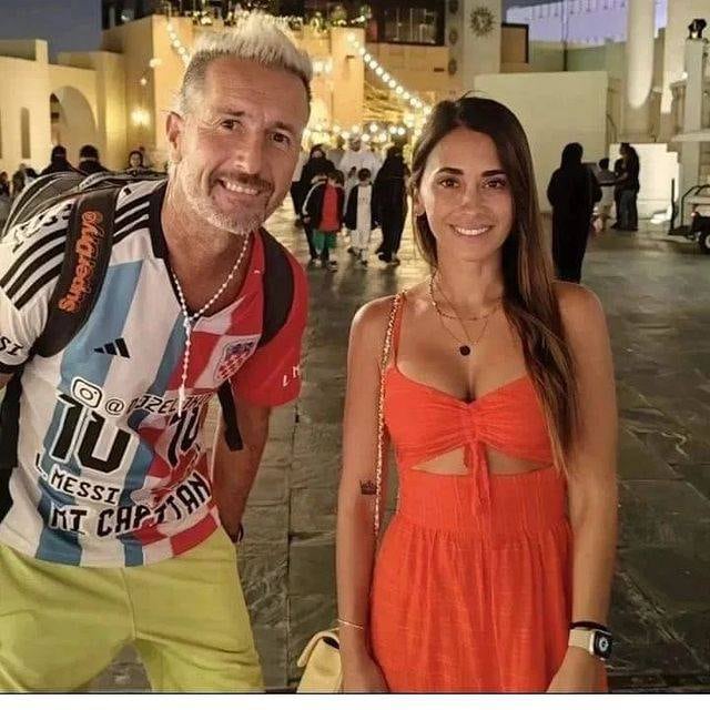 Antonela Roccuzzo es un imán en Qatar, todos quieren sacarse una foto con ella.