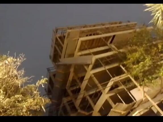 El viento casi hizo volar una chapa de protección en un edificio de Bv. Irigoyen