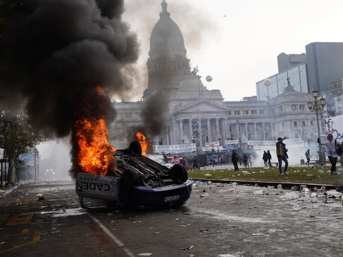 Incendiaron el auto de Orlando Morales de Cadena 3 en las afueras del Congreso.