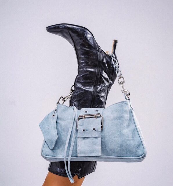 La cartera denim de Lali es objeto de deseo por ser ultra tendencia.