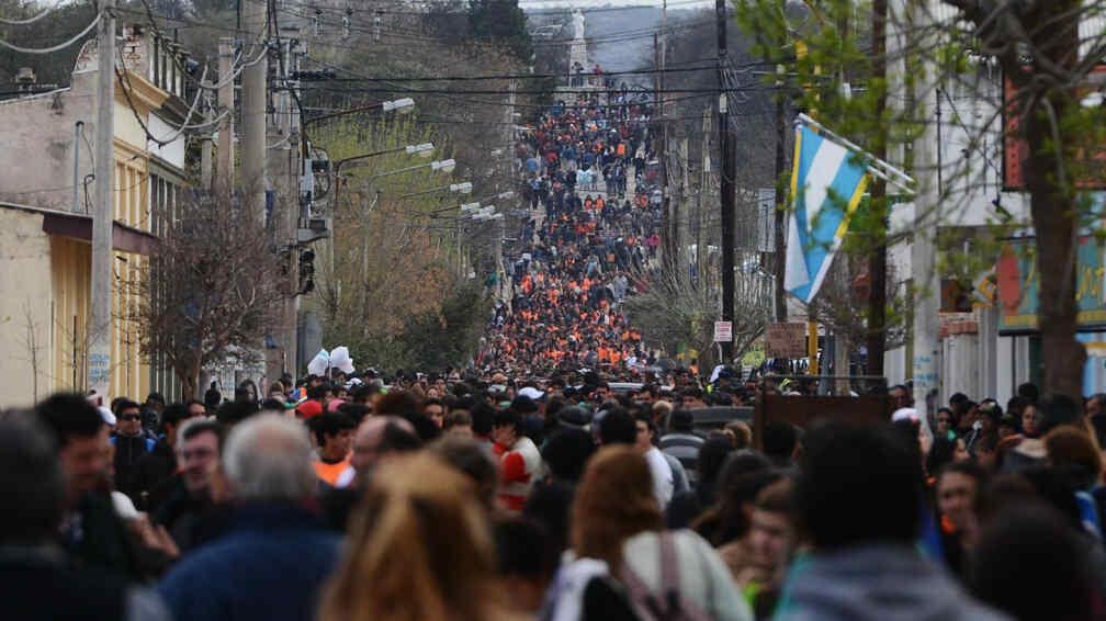 Por la tarde de ayer, las calles de Villa Cura Brochero parecían empapeladas de gente (Facundo Luque/LaVoz).