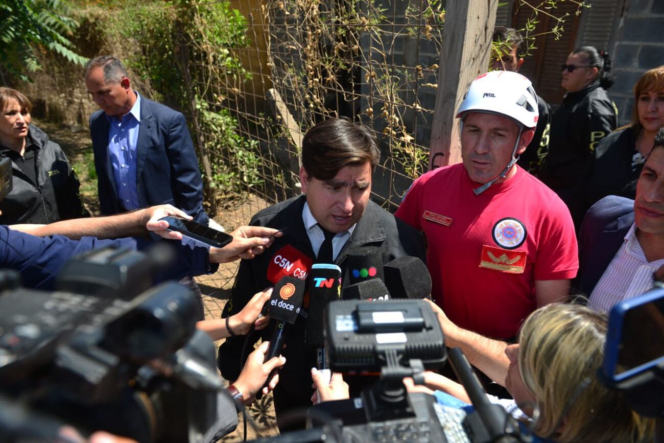 Arduo trabajo de bomberos en la casa de barrio Autódromo para recuperar los cuerpos de las dos mujeres desaparecidas. (Nicolás Bravo / la Voz)