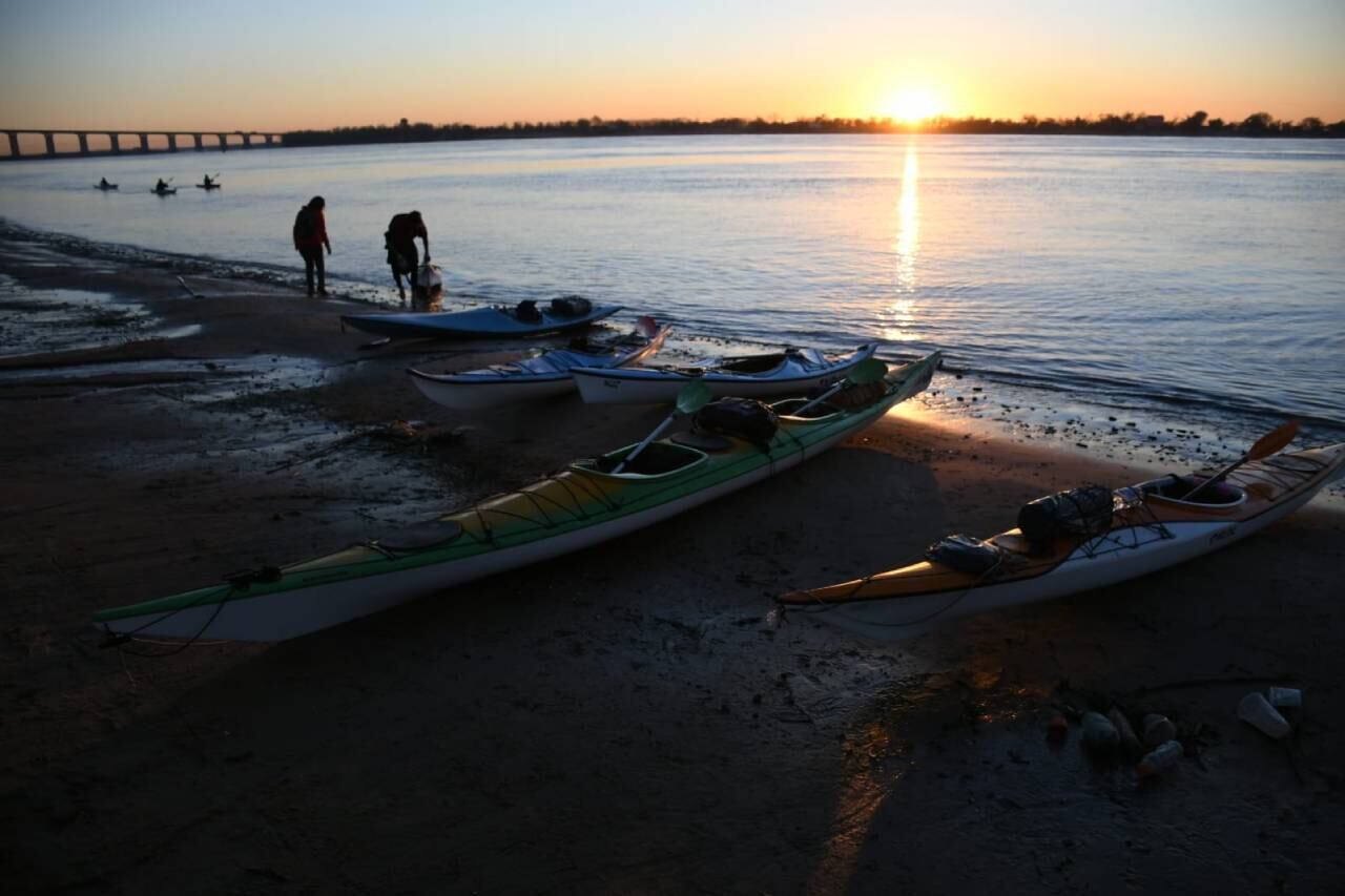 Los ambientalistas prepararon los botes temprano para iniciar un viaje que tardará una semana.