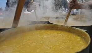 En el marco del día del trabajador cómo tradición y costumbres arraigadas en los argentinos, se suele comer locro, empandas, sopa paraguayas y galetto. En este feriado se pudo observar cómo los cocineros preparaban en grandes ollas locro destinado a la venta