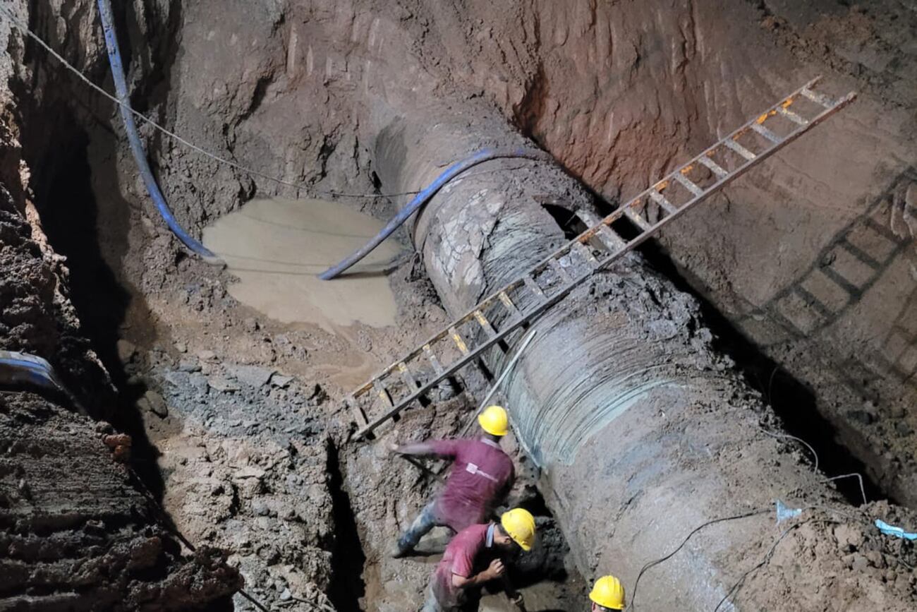 La rotura de un caño dejó a 160 mil vecinos de Córdoba sin agua (Aguas Cordobesas).