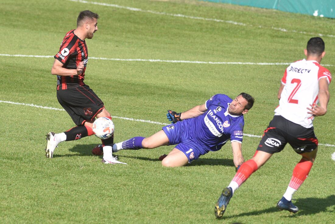 Jorge Carranza, arquero de Instituto, tapó una difícil en el primer tiempo pero tuvo complicidad en el primer gol de Defensores (Ramiro Pereyra).