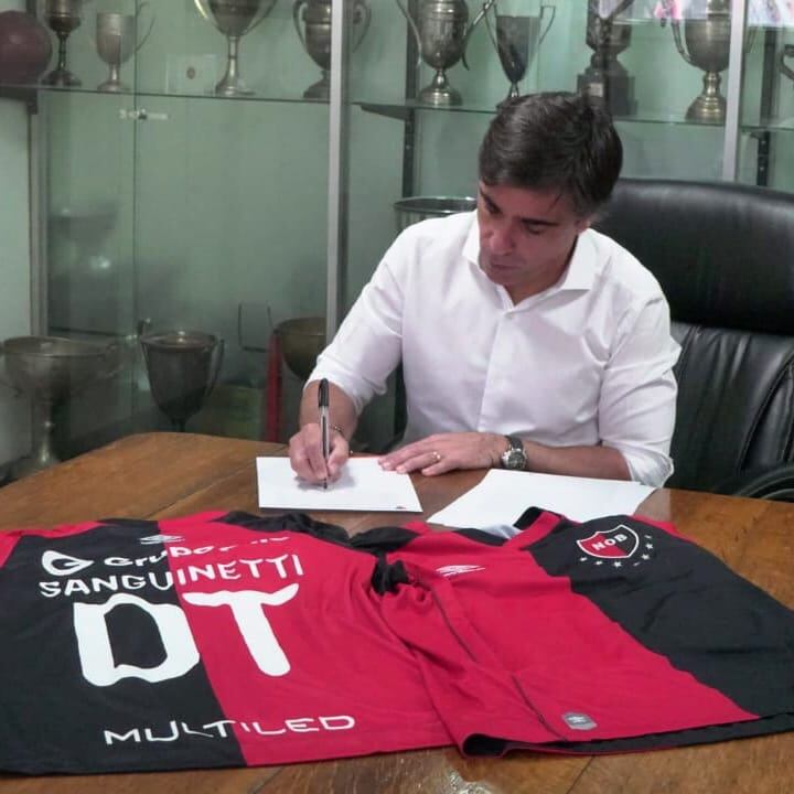 Javier Sanguinetti firmó contrato con Newell's