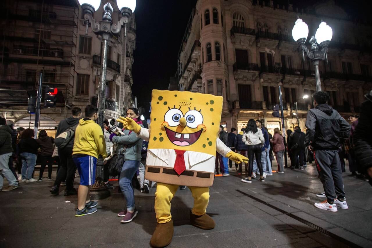 El disfraz de Bob Esponja no pasó desapercibido cerca de la Bolsa de Comercio Rosario.