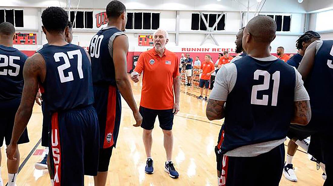 El entrenador Gregg Poppovich con el Dream Team estadounidense.