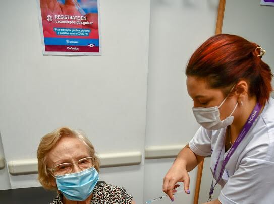 Elsa Nélida Alonso fue inoculada en el Hospital de Cuenca Alta Néstor Kirchner SAMIC, en Cañuelas. Foto: Gentileza