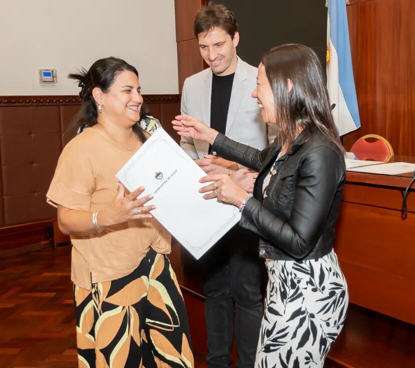 En el salón "Marcos Paz" de la Legislatura, la diputada Malena Amerise (derecha) entrega a la titular del Ente de Promoción Turística provincial, Melina Ainstein, la declaración "de interés legislativo" para la comparsa entrerriana "Ará Yeví".