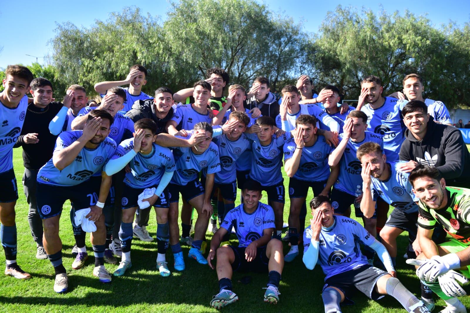 La reserva de Belgrano celebró la victoria ante Instituto (José Hernández / La Voz)