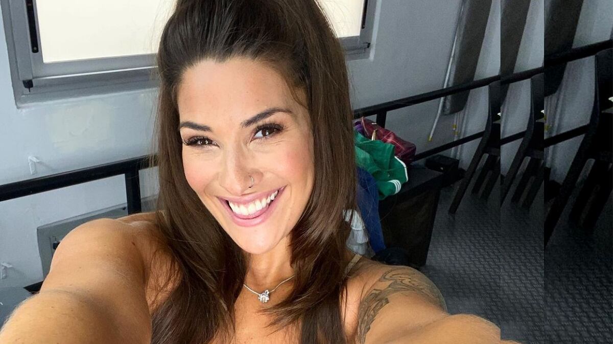Botas texanas, camisa y microbikini: el look de Ivana Nadal que se llevó todas las miradas