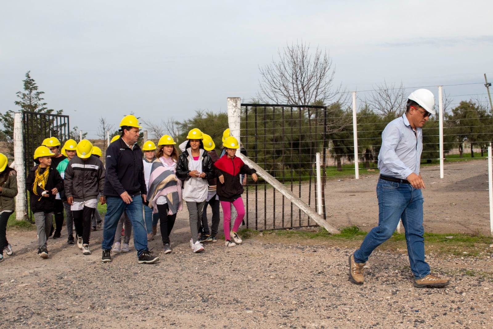 En el Día Mundial del Reciclaje alumnos de escuelas de Tres Arroyos plantaron árboles