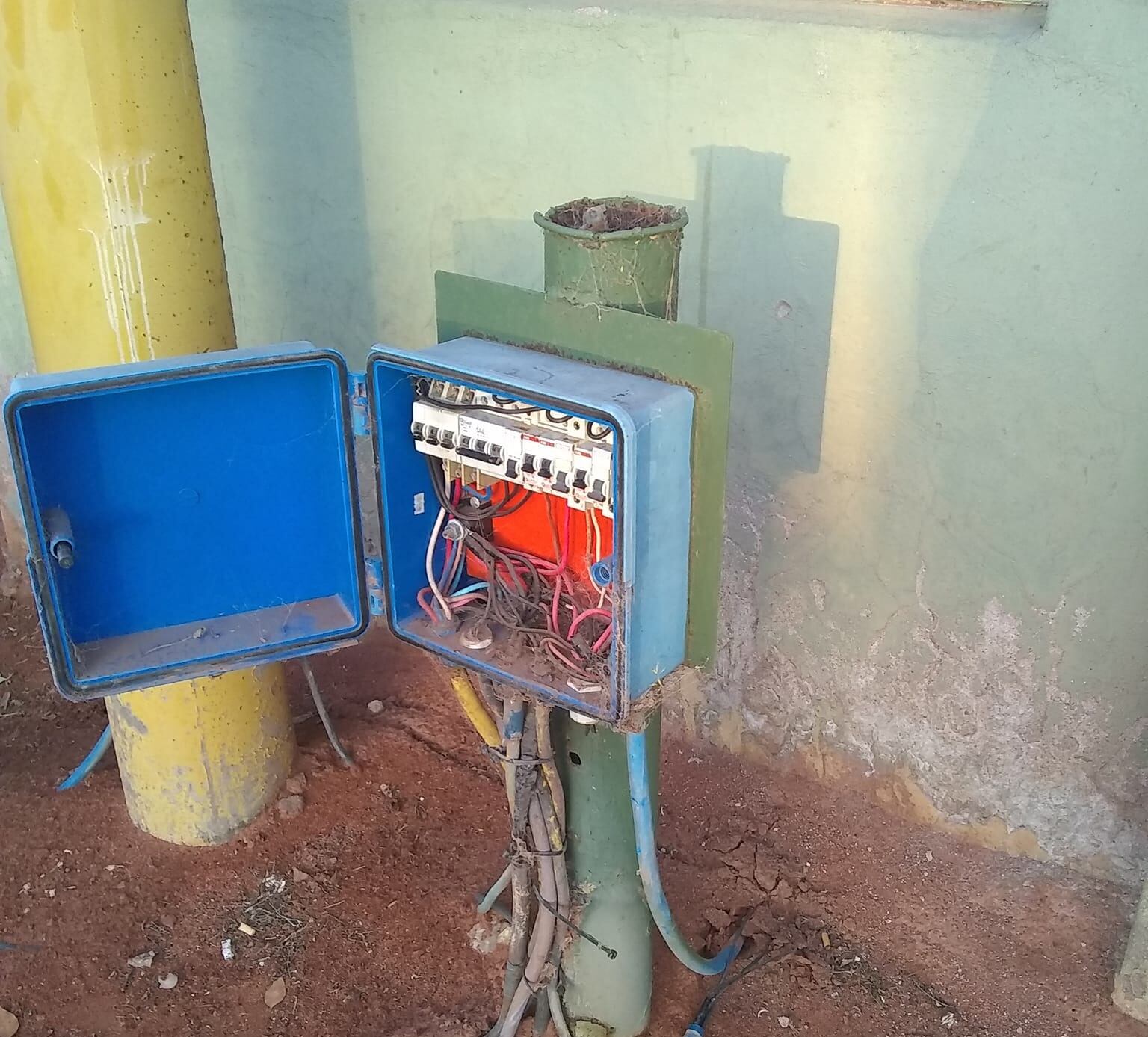 Robaron los cables de la instalación eléctrica de las canchas de tenis del Club Costa Sud