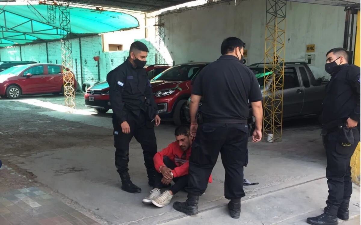 Video: al ritmo de “Los Redondos”, un malabarista sanjuanino fue detenido y se subió cantando al patrullero