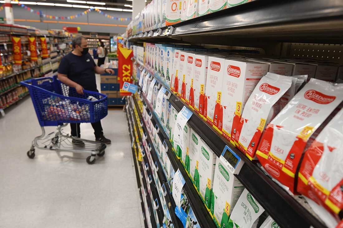 Mercadería en las góndolas de los supermercados y precios cuidados.
Mercadería en el Hipermercado HIPER Chango Mas de Guaymallén.