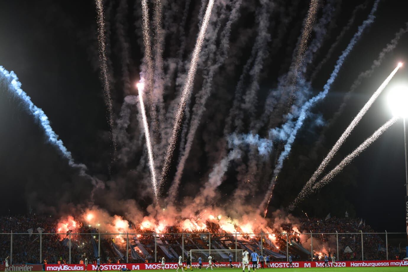 Incidentes y pirotecnia en el cierre del Belgrano - Talleres por la Copa de la Liga Profesional. (La Voz)