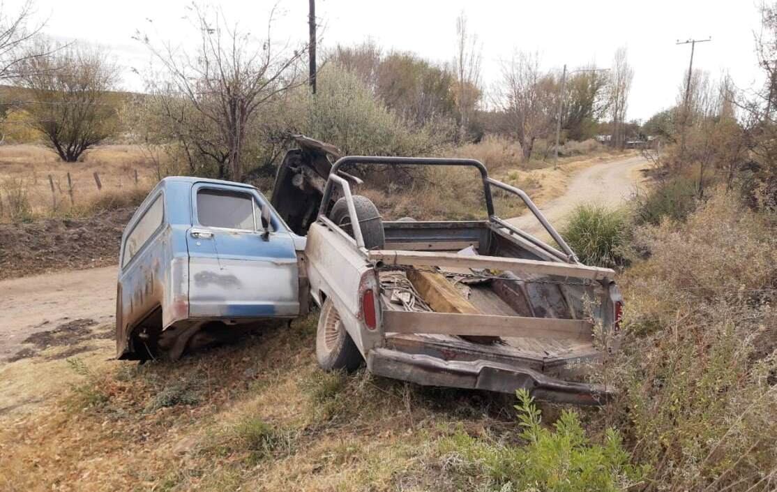 La Ford F100 se partió en dos luego de chocar con un montículo a la orilla del camino.