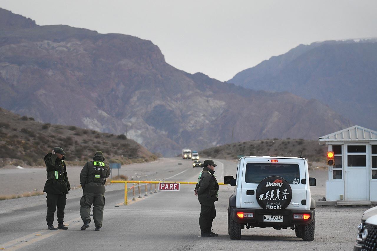 Chilenos varados varios días en Uspallata esperando que se habilite el paso internacional para poder cruzar a su país.
Personal de Gendarmería corta la ruta a la altura de Uspallata por el mal tiempo en alta montaña y varias familias chilenas viviendo en su automóvil a la orilla de la ruta internacional 7 esperando de poder pasar
Foto: José Gutierrez / Los Andes