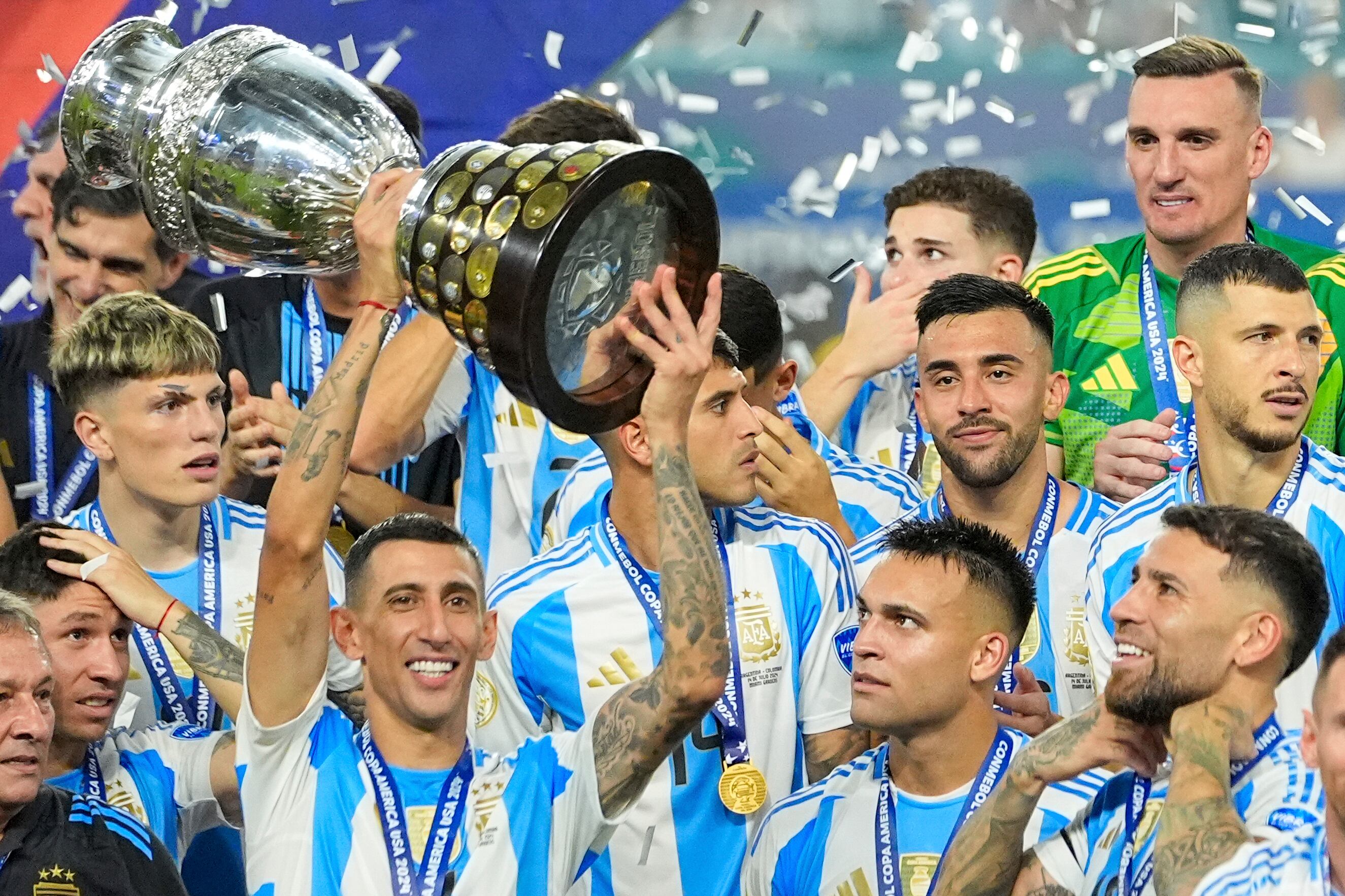 Angel Di Maria celebra con el trofeo de campeón de la Copa América tras superar a Colombia en la final el domingo 14 de julio del 2024. (AP Foto/Julio Cortez)