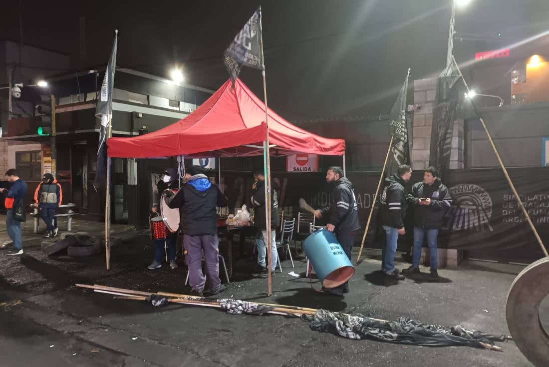 Trabajadores afiliados al Sutna durante un bloqueo en la planta de Pirelli ubicada en Merlo, Buenos Aires.