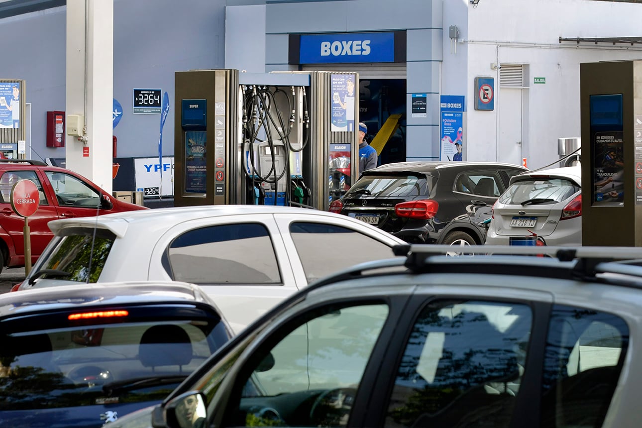 Mendoza enfrenta una grave escasez de combustible que ha desencadenado largas filas y largas esperas en las estaciones de servicio.En la foto la estación de servicio YPF de Amigorena y San Martín generó de a ratos una cuadra de fila de autos. 
Foto: Orlando Pelichotti