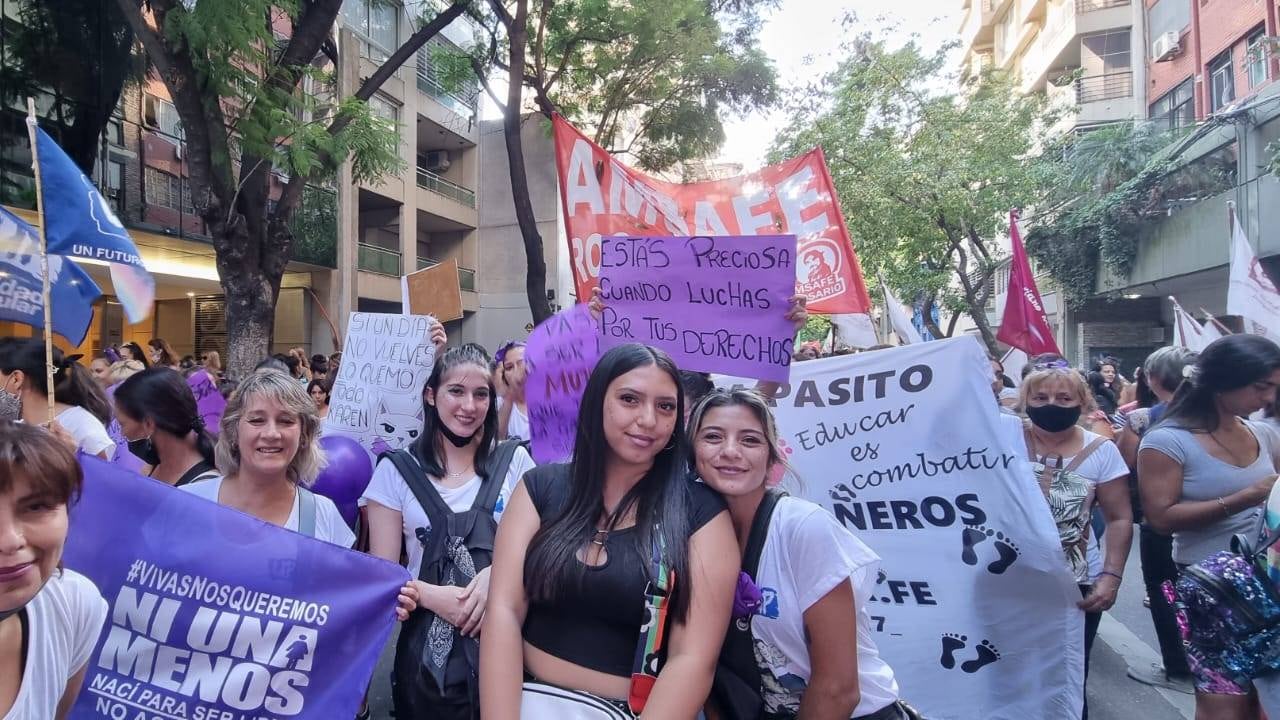 Mujeres rosarinas marcharon por el centro de la ciudad por el 8M