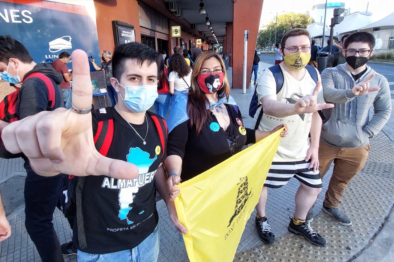 Los seguidores de Javier Milei esperan en el Luna Park los resultados de los comicios legislativos. (Foto Clarín)