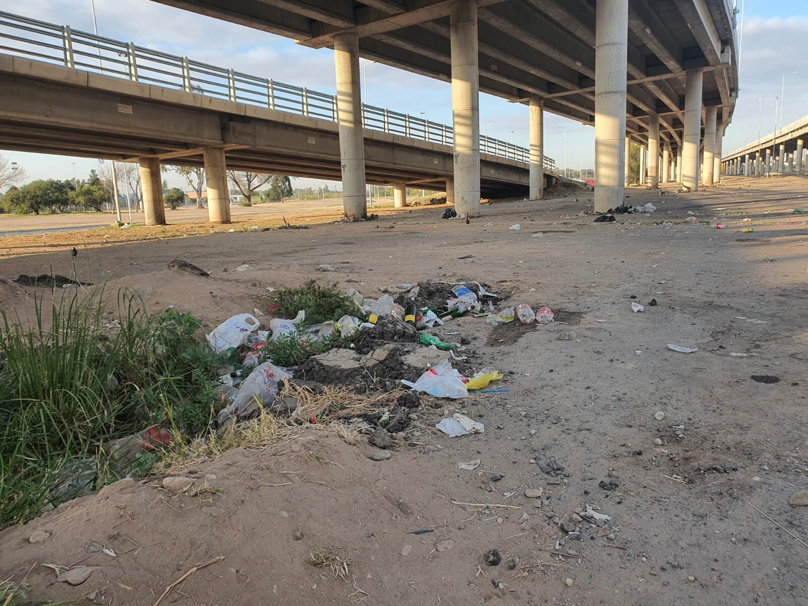 Indignación de los vecinos en los alrededores del estadio Mario Kempes por la cantidad de basura acumulada y que no se retira. (Gentileza)