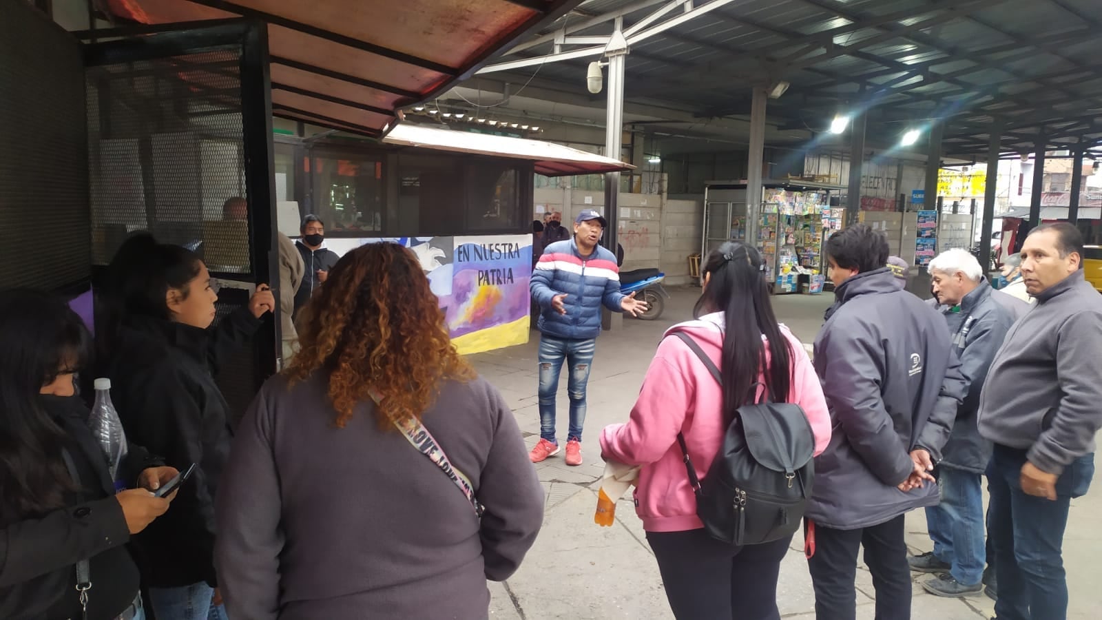 Un dirigente del Seom Jujuy explica los motivos de la medida de fuerza dispuesta para este jueves y viernes, a trabajadores del área Espacios Públicos del municipio capitalino.