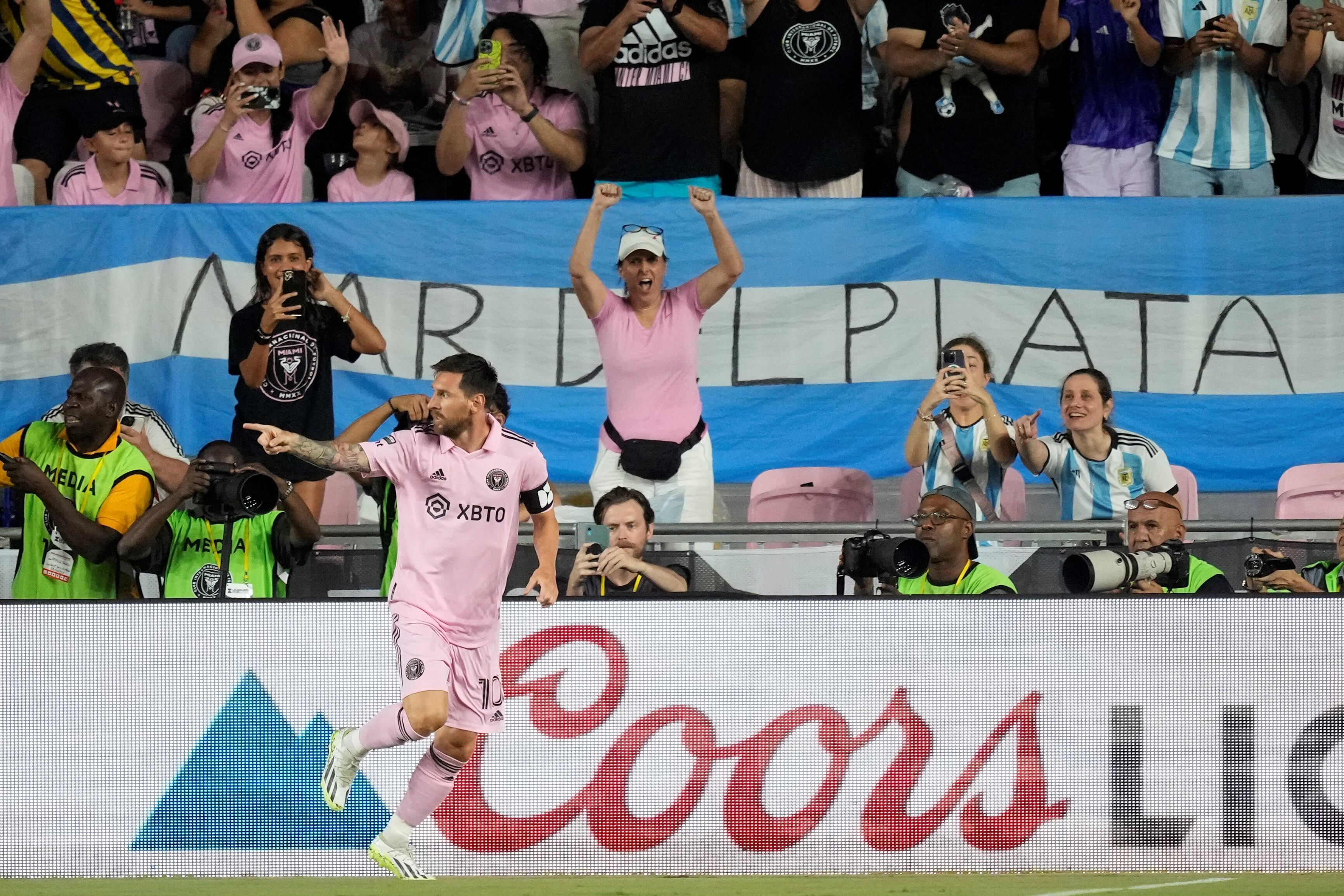 Lionel Messi festeja un nuevo gol en Inter Miami, que superó a Orlando Magic y avanzó a los octavos de final de la Leagues Cup. (AP)