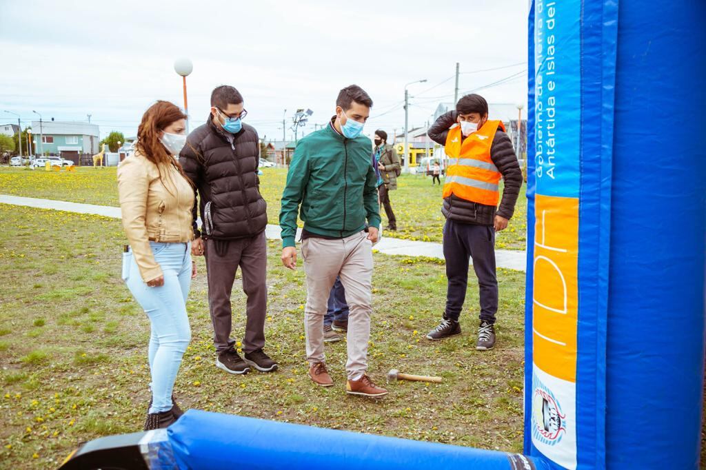 Equipo del Programa Cuidarnos TDF realizó una jornada de hisopados en una plaza de Río Grande