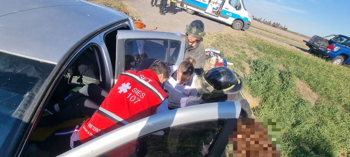 Bomberos Zapadores rescataron a una mujer atrapada en un auto