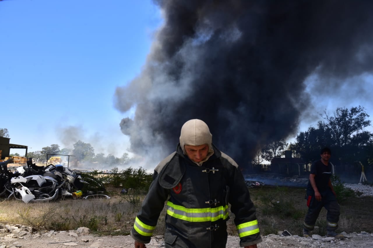 Monte Cristo. Incendio en una fábrica de durmientes plásticos (José Hernández/La Voz).