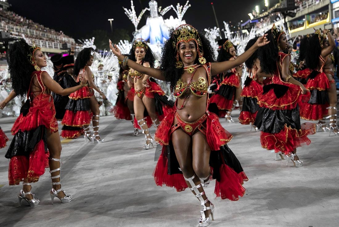 Artistas de la Escuela de samba Salgueiro durante el Carnaval en el Sambódromo de Río de Janeiro. (AP /Bruna Prado)