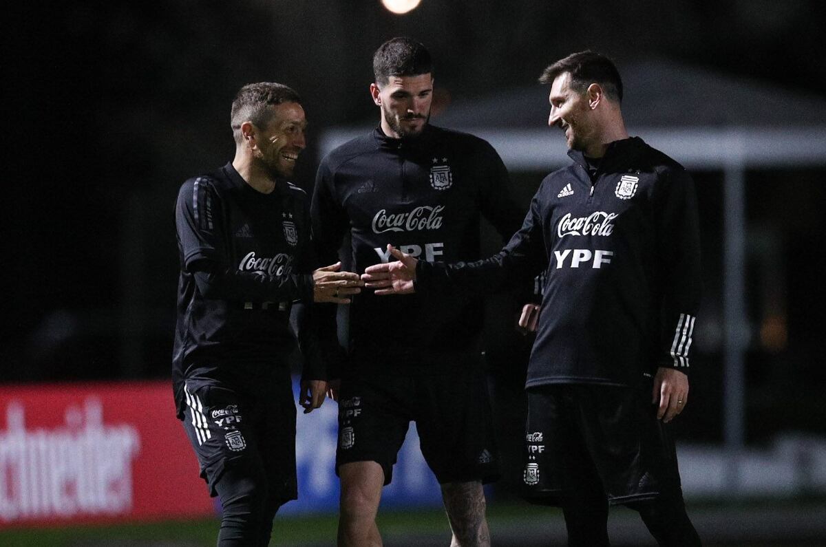 Quién reemplazó al “Papu” Gómez: el día que Lionel Messi recreó una foto de 2021 y despertó la polémica
