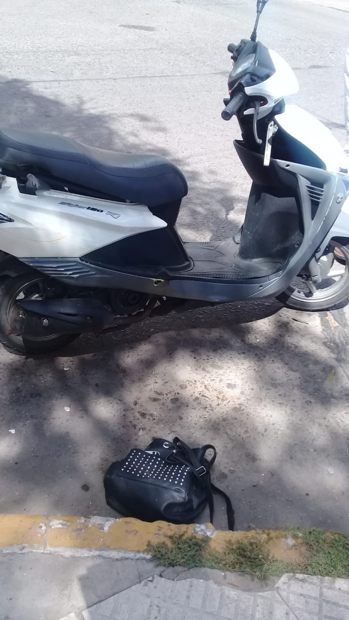 La moto en la que circulaba la joven fallecida.