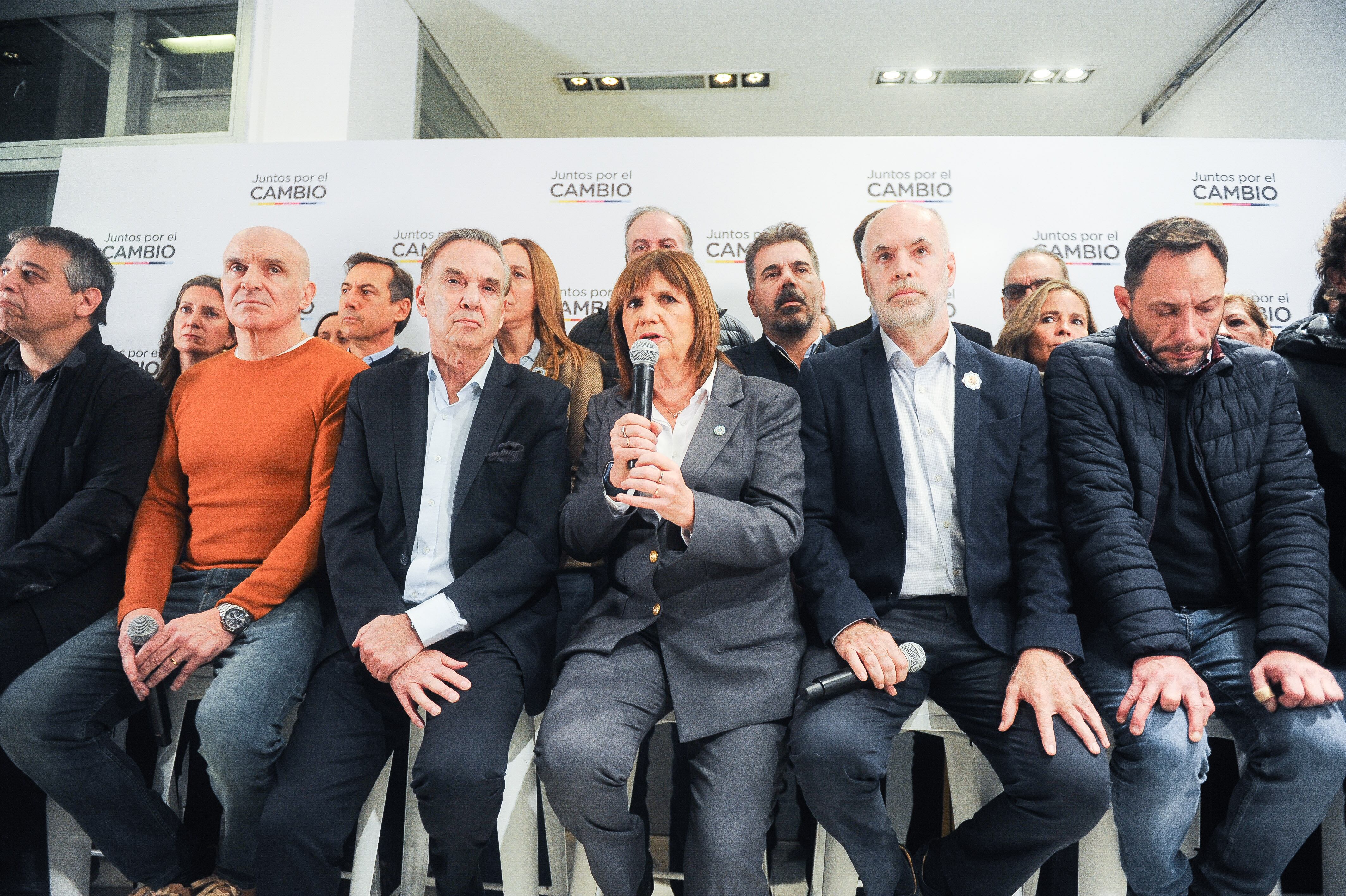 Conferencia de Prensa
Juntos por el cambio
por Jujuy
Jose Luis Espert Pichetto Bullrich Patricia Larreta
Foto Federico Lopez Claro